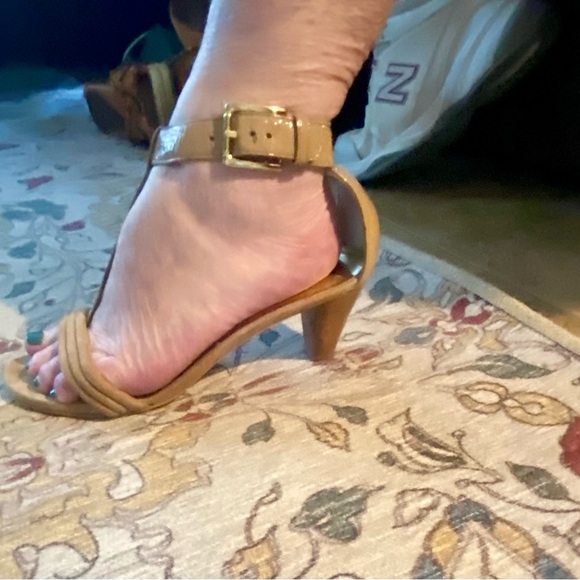 Donald J. Pliner Viva tan heeled T-strap sandals 8 1/2 M. Great condition. - Picture 3 of 6